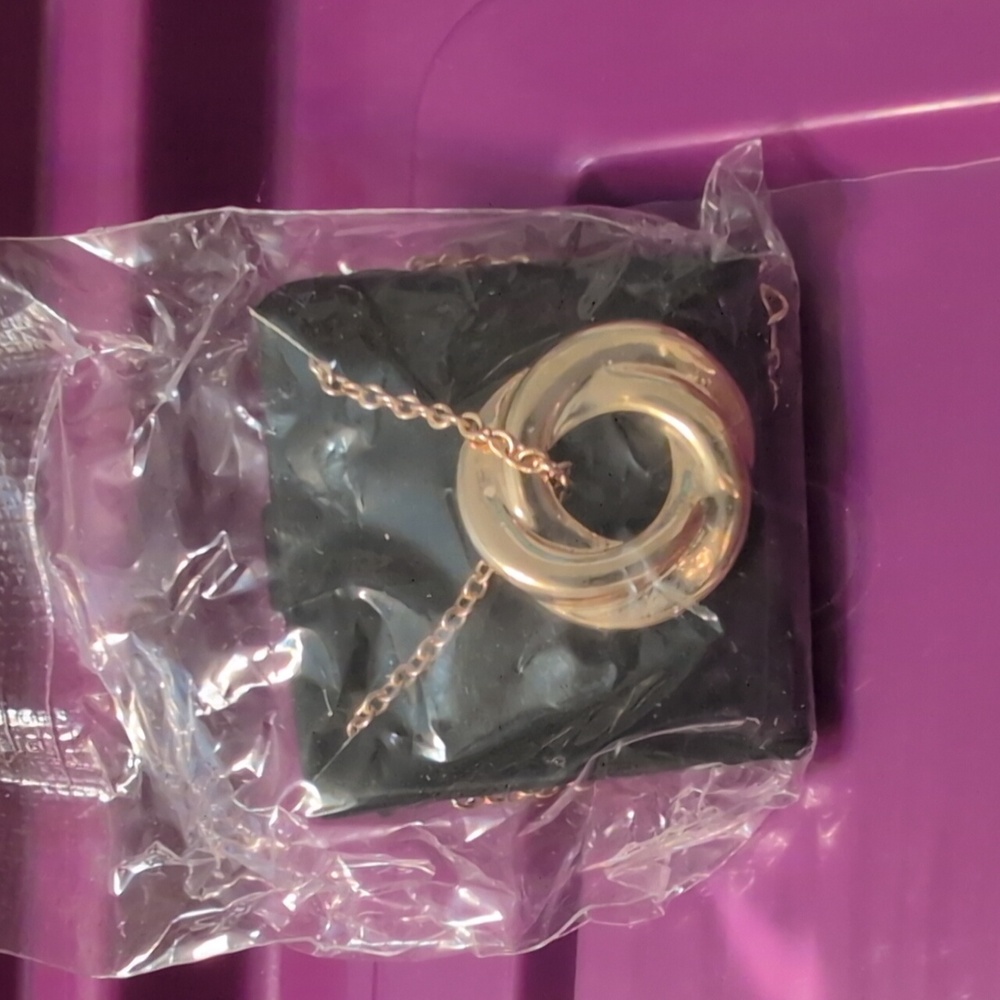 Vintage Avon GV9 Gold Tone Spiral Circle Pendant Necklace